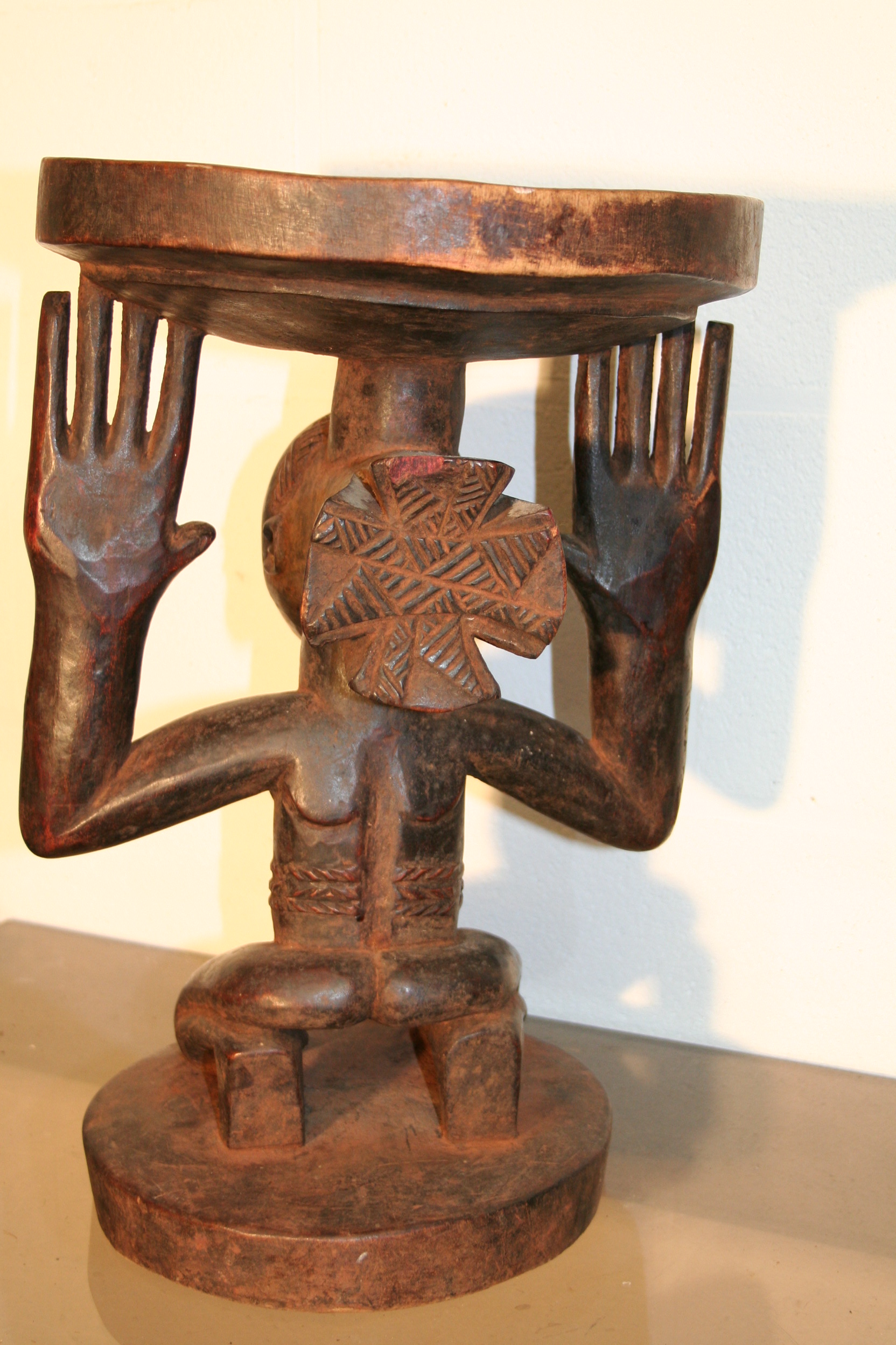 Luba(cariatide), d`afrique : R.d.du Congo, statuette Luba(cariatide), masque ancien africain Luba(cariatide), art du R.d.du Congo - Art Africain, collection privées Belgique. Statue africaine de la tribu des Luba(cariatide), provenant du R.d.du Congo, 1649:siège cariatide Luba.représentant une femme agenouillée soutenant un plateau de ses deux mains Elle a une coiffure  Luba très élaborée.Milieu du 20eme sc.

Kariatide LUBA stoel,met geknielde vrouw die met beide handen de zitting vasthoud
Ze heeft ook een mooie Luba haartooi.Midden de 20ste  eeuw







. art,culture,masque,statue,statuette,pot,ivoire,exposition,expo,masque original,masques,statues,statuettes,pots,expositions,expo,masques originaux,collectionneur d`art,art africain,culture africaine,masque africain,statue africaine,statuette africaine,pot africain,ivoire africain,exposition africain,expo africain,masque origina africainl,masques africains,statues africaines,statuettes africaines,pots africains,expositions africaines,expo africaines,masques originaux  africains,collectionneur d`art africain